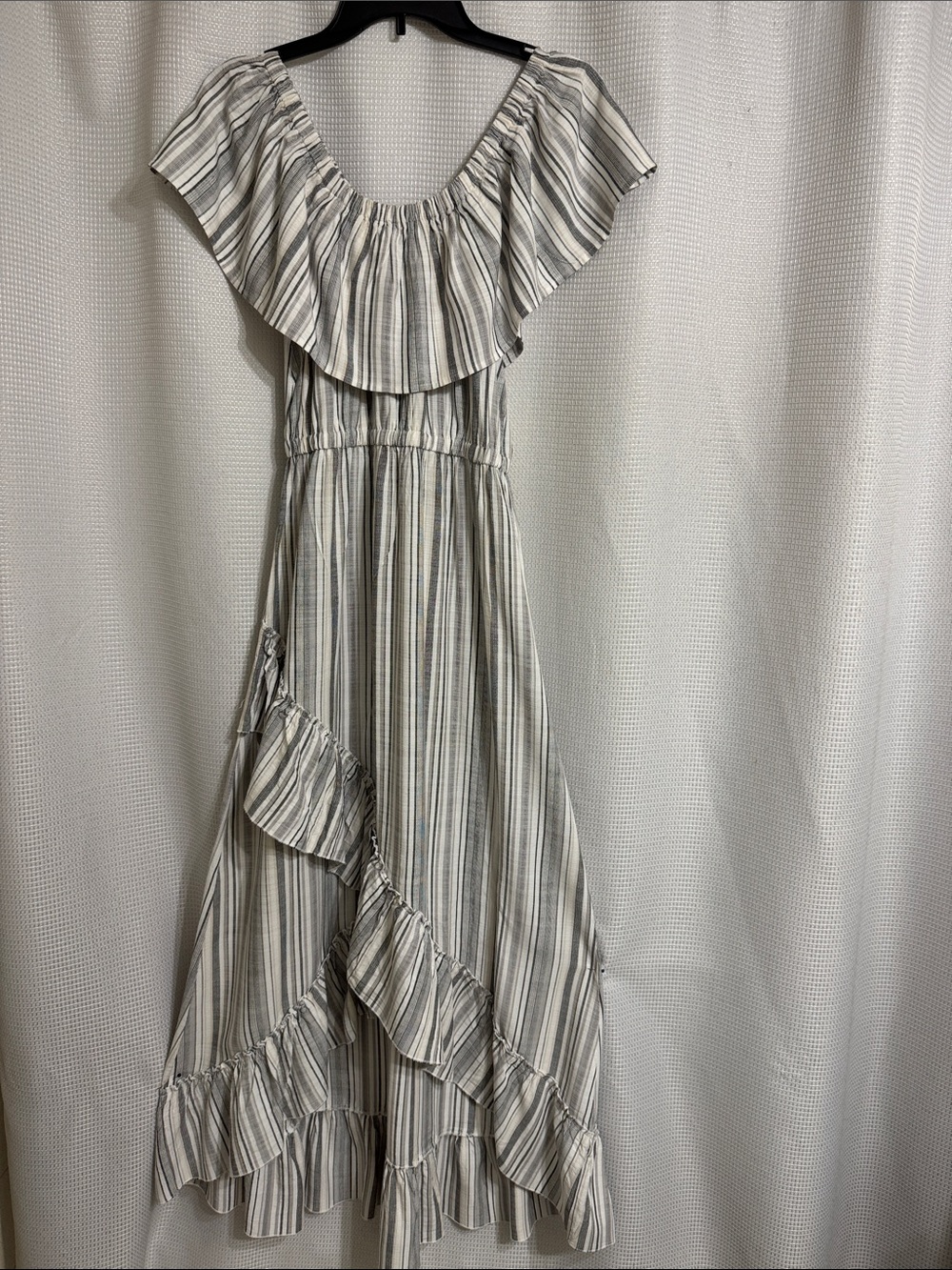 JACK by BB DAKOTA off shoulder hi-low  ruffled dress. Size S. ( SEE MEASUREMENT)